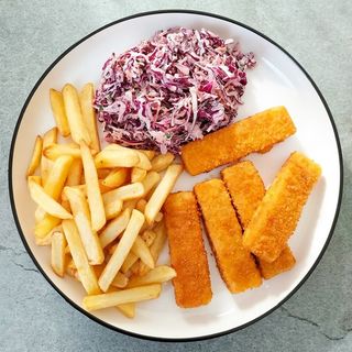 Paluszki rybne 5 szt,frytki,surówka