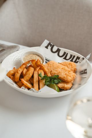 Fish and chips cu sos aioli cu trufe