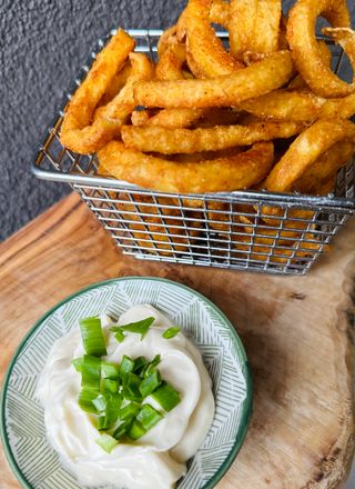 Frytki zakręcone z sosem 