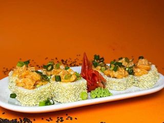 РОЛ З КРЕВЕТКОЮ темпура ТА З ТАРТАРОМ ІЗ ЛОСОСЯ (260 г)