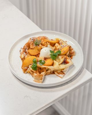 Clătite cu mere caramelizate și înghețată