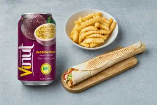 Rollo kebab tortilla, Napój o smaku marakui, frytki