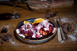 Papanași cu gem de afine și smântână