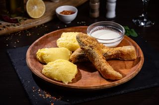 Crap prăjit cu mămăliguță și mujdei