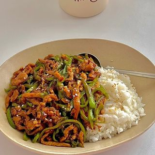 Riso con straccetti di maiale e peperoni青