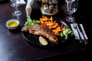 File de pastrav la grătar cu garnitura la alegere