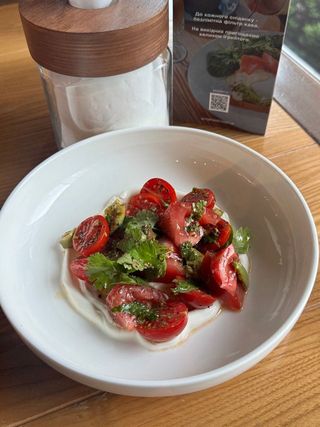 Салат із томатів з йогуртом (200g)