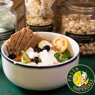 Insalatona con salmone affumicato e mozzarella fresca