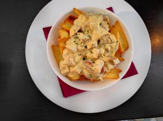 Pomfrit u sosu sa piletinom