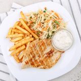 G-Piept de pui la gratar cu cartofi si salata