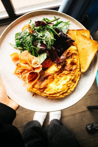 Омлет з італійським прошуто на мікс салатом (240г)