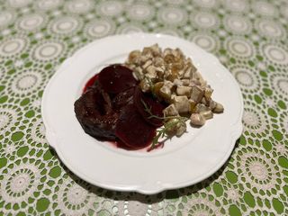 Яловичі щічки з картопляним соте