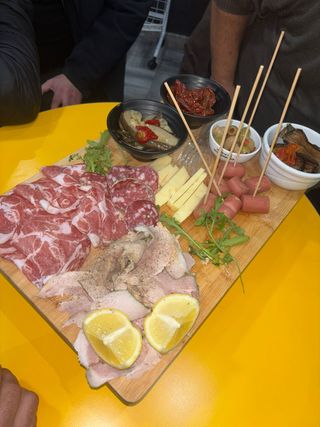 Tagliere misto di salumi, verdue e formaggi