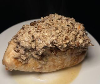 Куряча грудка на грилі фарширована грибним дюкселем (230г)