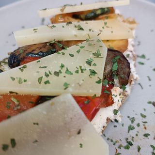 Tosta De Pollo Desmenuzado Al Curry