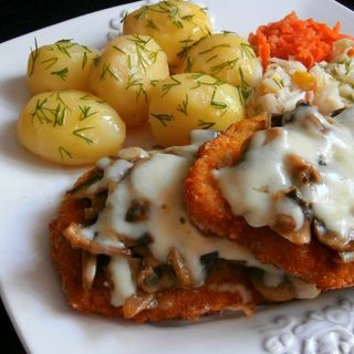 Kotlet schabowy zapiekany z pieczarkami i serem