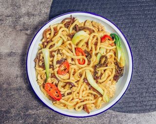 MAKARON UDON z kurkumą i kurczakiem