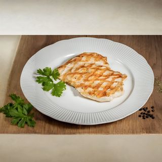 Пилешко филе на скара  гарнитура пържени картофки и барбекю сос 400гр.