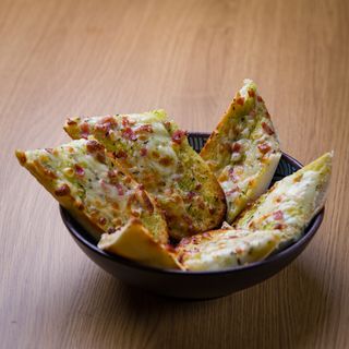 Pão de Alho com Queijo e Bacon