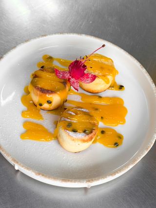 Сирники з соусом Маракуя-апельсин (200г)