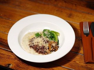 Телячі щічки з трюфельним картопляним пюре (310g)