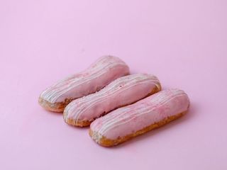 Еклер полуничний (80g)