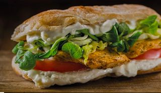 Petto di pollo provola pomodoro insalata