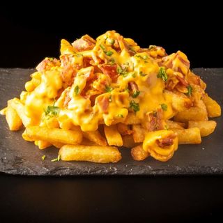 Patatas Fritas Con Bacon Y Cheddar