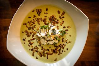 Supa crema de broccoli cu seminte prajite