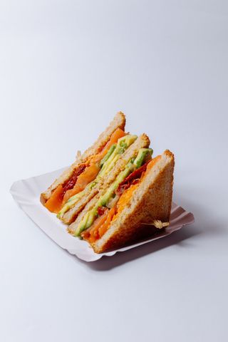 Sandwich cu somon, rosii uscate si sos de parmezan