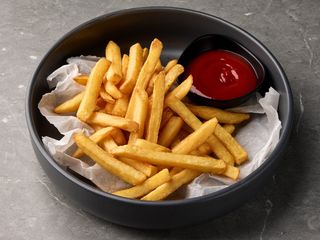 Картопля фрі та кетчуп