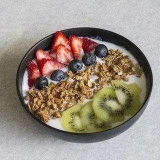 Yogur Natural 0% Con Granola Y Fruta