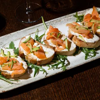 Bruschette cu crema de branza si somon