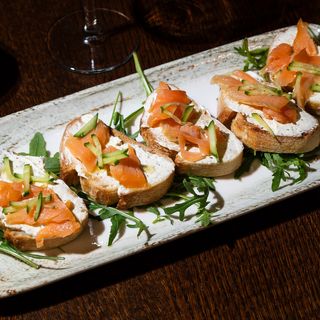 Bruschette cu crema de branza si somon