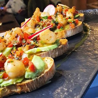 Bruschete cu creveti