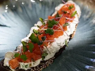 Брускетта з лососем (100g)