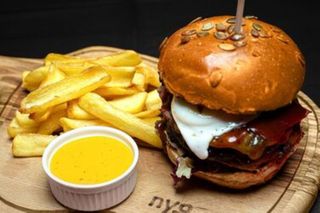 Burger de vita cu cartofi prajiti