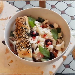 Sałatka grecka z miętą, granatem i melonem