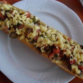 Zapiekanka warzywna mega bułka ok 40 cm,ser,pieczarka,cebula,brokuł,kukuryd