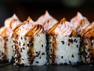 Рол з лососем