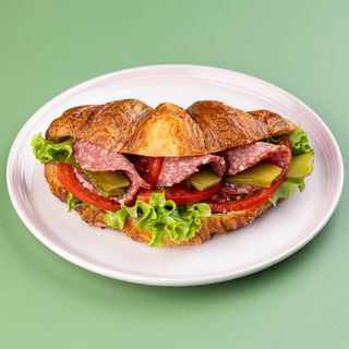 კრუასანის სენდვიჩი სალიამით