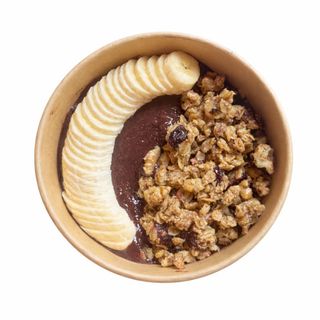 Açai con banana y granola casera.
