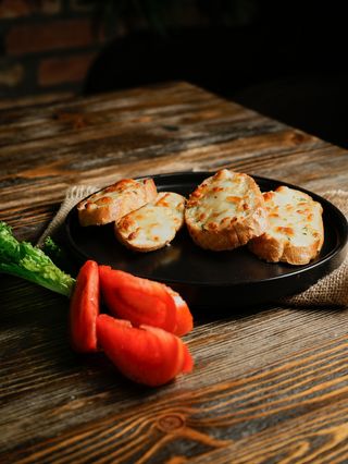 Чесночный хлеб с сыром (100г)