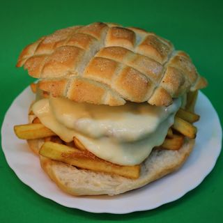 13 - Hamburger, patatine, provola