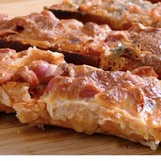 2 Paninis De Atún, Beicon, Pimientos Rojos Y Salsa Picante