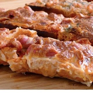 2 Paninis De Atún, Beicon, Pimientos Rojos Y Salsa Picante