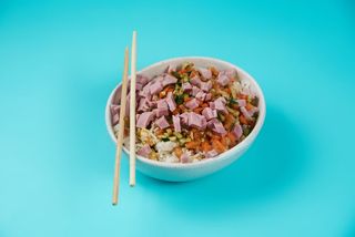 Pirinač sa povrćem, šunkom i jajima