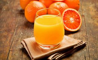 Svježe cijeđeni sok od pomorandže 