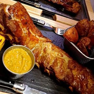 Coaste de porc cu mămăligă coaptă și cartofi wedges