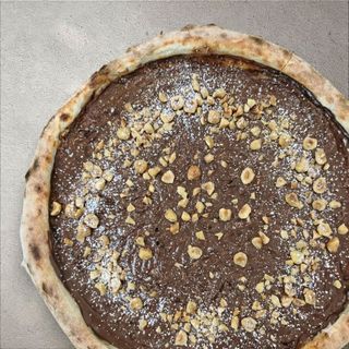 Pizza Nutella y Avellanas